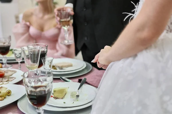 Bruid Bruidegom Staan Aan Tafel Met Borden Tijdens Het Feest — Stockfoto