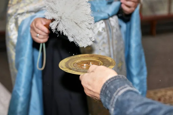 Durante Nozze Della Chiesa Degli Sposi Sacerdote Consacra Fedi Nuziali — Foto Stock