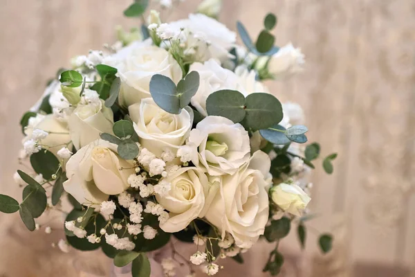 Een Prachtig Bruidsboeket Van Witte Rozen Voorbereiding Van Bruiloft — Stockfoto