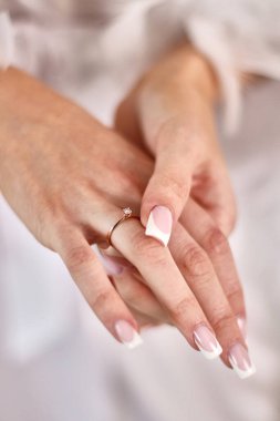 Gelin parmağına alyans takıyor. Düğün hazırlıkları..