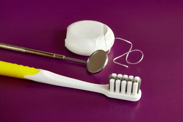 Tandspiegel Tandzijde Tandenborstel Paarse Achtergrond Tandheelkundige Verzorging — Stockfoto