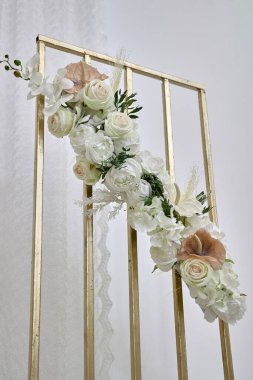 Yapay beyaz güllerle dekorasyon.