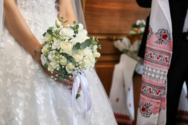 Bride Holds Beautiful Bouquet Flowers Her Hands Wedding — Stockfoto