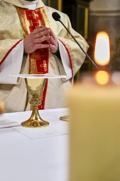 祭司は聖公会 ユダヤ教 のためにワインの杯の近くで祈ります 宗教的儀式と伝統 — ストック写真