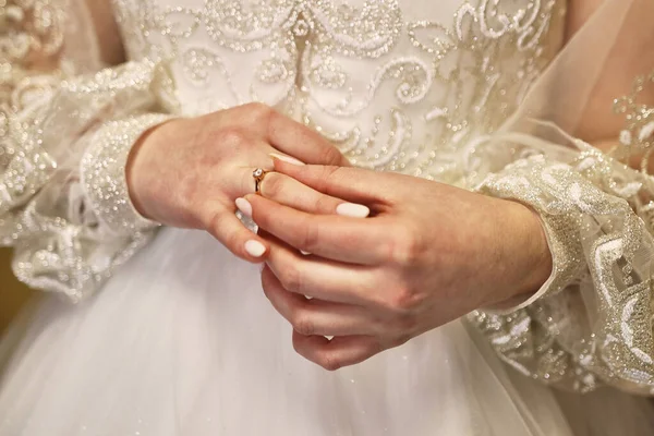 Bruden Justerar Vigselringen Sitt Finger Begreppet Bröllop Firande — Stockfoto