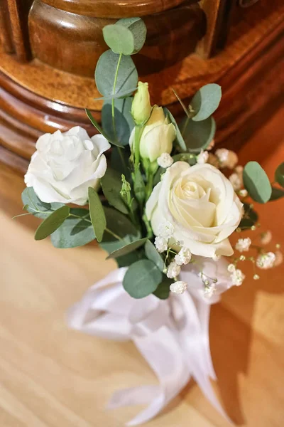 Een Prachtig Bruidsboeket Van Witte Rozen Voorbereiding Van Bruiloft — Stockfoto