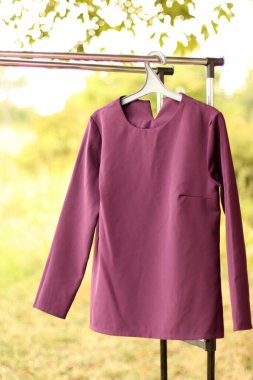 Açık havada mor süveter. Güzellik ve moda kavramı.