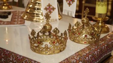 Gelin ve damadın düğünü için kilise tacı..