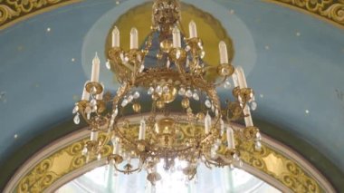 Kilisenin ortasında büyük bir avize..