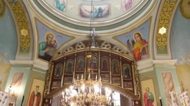 Ortodoks kilisesinin içinde resimler, resimler ve dekorasyonlar var..