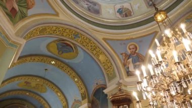 Ortodoks kilisesinin içinde resimler, resimler ve dekorasyonlar var..