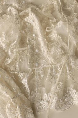 Ağlı ve düğmeli beyaz süveter.