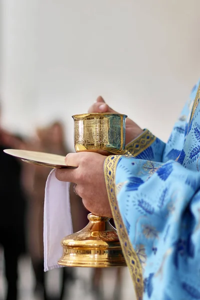 Der Priester Hält Einen Kelch Mit Brot Und Wein Und — Stockfoto