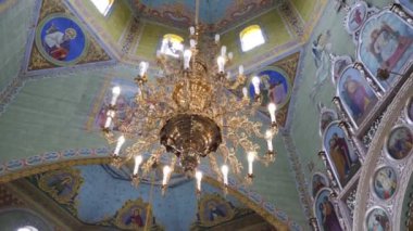 Ortodoks kilisesinin içinde resimler, resimler ve dekorasyonlar var..