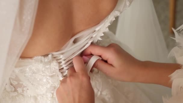 Προετοιμασία Για Την Τελετή Του Γάμου Νύφη Φοράει Ένα Φόρεμα — Αρχείο Βίντεο