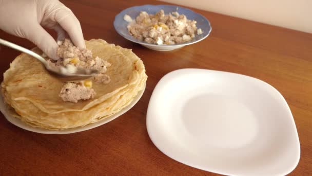 Pfannkuchen Mit Fleischfüllung Kochen Das Konzept Der Hausmannskost — Stockvideo