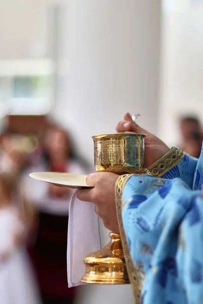 Kapłan Trzyma Ręku Kielich Chlebem Winem Stojak Komunię Eucharystia — Zdjęcie stockowe