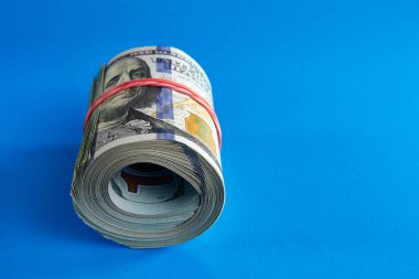 Yüzlerce dolarlık banknotların üzerinde kırmızı bir lastik bant vardı..