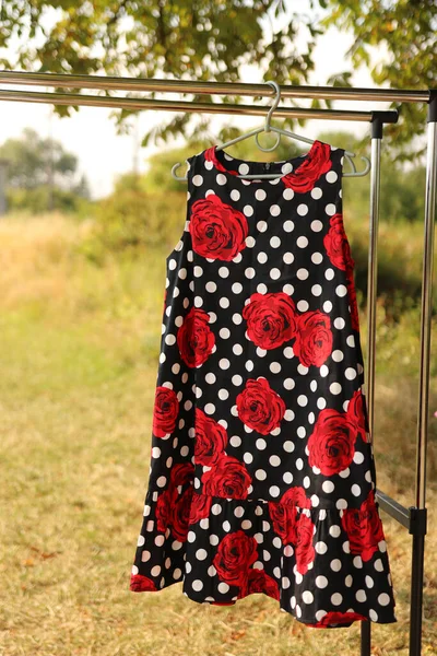 Μαύρο Πουά Φόρεμα Τριαντάφυλλα Κρεμάστρα — Φωτογραφία Αρχείου