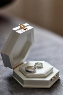 Alyanslar orijinal kutuda. Düğün hazırlığı için. Düğün kutlaması.