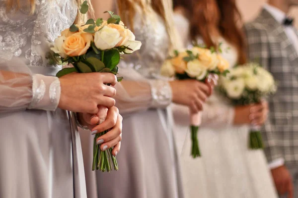 結婚式では 新婦付添人が花束を手に持っています 結婚式 — ストック写真
