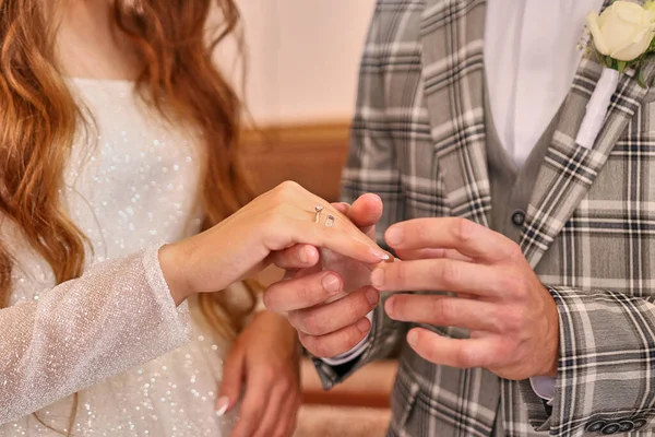 신랑은 신부의 손가락에 결혼반지를 끼우고 결혼식이요 결혼식 — 스톡 사진