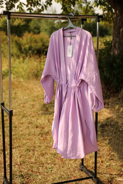 Ένα Ροζ Φόρεμα Κρέμεται Μια Κρεμάστρα — Φωτογραφία Αρχείου