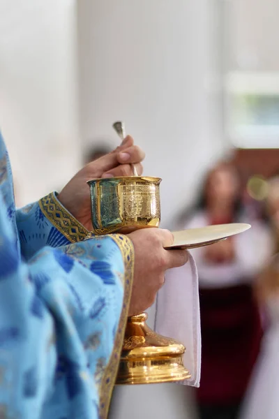 Priester Houdt Zijn Handen Een Beker Met Brood Wijn Een — Stockfoto