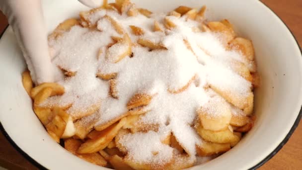 Ζάχαρη Προστίθεται Μήλα Κομμένα Κομμάτια Για Μαγείρεμα — Αρχείο Βίντεο