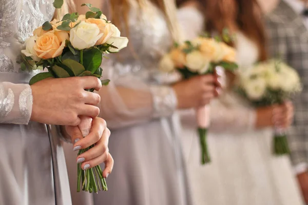 Durante Cerimônia Casamento Damas Honra Seguram Buquês Suas Mãos Celebração — Fotografia de Stock