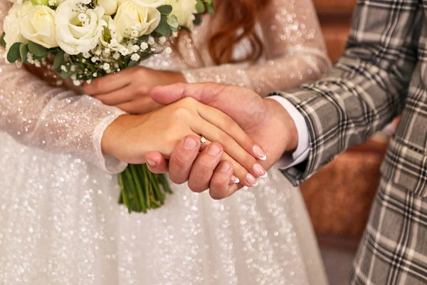 Novio Sostiene Mano Novia Suya Preparación Para Boda Celebración Boda —  Fotos de Stock