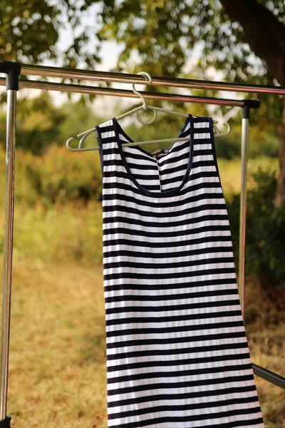 Черно Белое Полосатое Платье Висит Вешалке — стоковое фото