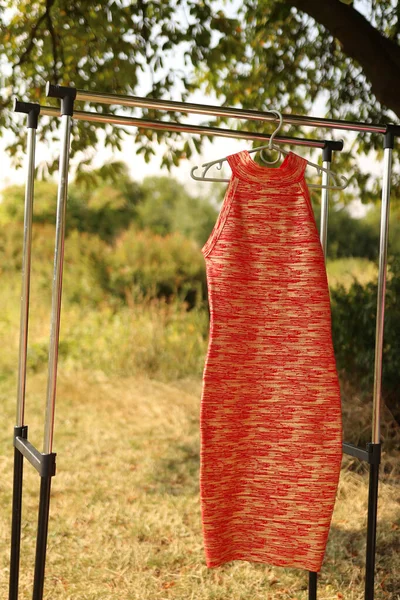 Ένα Φωτεινό Κόκκινο Φόρεμα Κρέμεται Μια Κρεμάστρα — Φωτογραφία Αρχείου