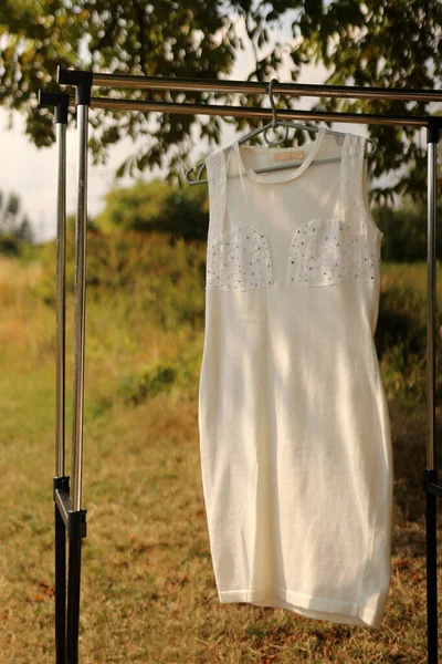 Ένα Λευκό Φόρεμα Επικαλύψεις Κρέμεται Στην Κρεμάστρα — Φωτογραφία Αρχείου