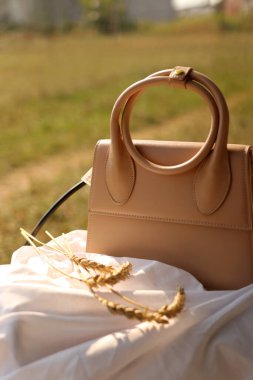 Buğday kulaklı, bej renkli şık bir çanta..
