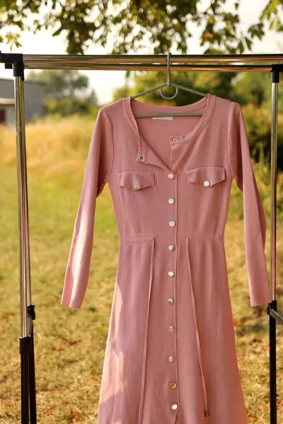 Ένα Ροζ Φόρεμα Κουμπιά Κρέμεται Μια Κρεμάστρα — Φωτογραφία Αρχείου