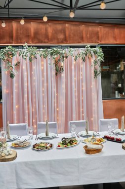 Restoranda yemek ve içeceklerle şölen masası..