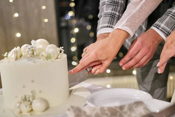 Düğün Töreninde Yeni Evliler Düğün Pastasını Kestiler — Stok fotoğraf