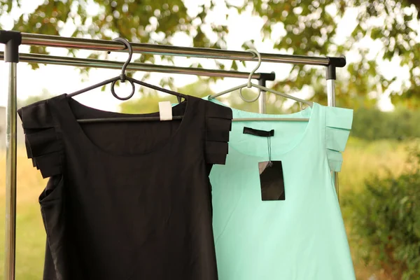 Μαύρα Και Ανοιχτόχρωμα Πράσινα Μπλουζάκια Κρέμονται Κρεμάστρες — Φωτογραφία Αρχείου