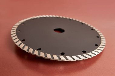 Beton, taş, granit ve tuğla kesmek ve işlemek için elmas tekerlek. Yapı aracı kavramı.