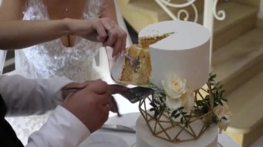 Gelin ve damat düğün pastasından bir parça kesip tabağa koydular..