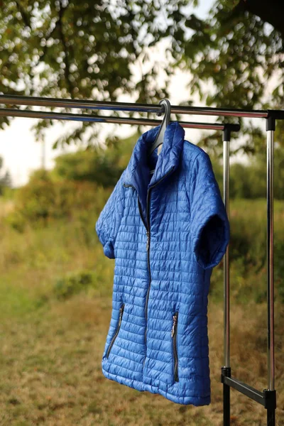 Ένα Μπλε Σακάκι Συνθετική Μόνωση Κρέμεται Μια Κρεμάστρα — Φωτογραφία Αρχείου