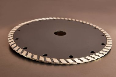 Beton, taş, granit ve tuğla kesmek ve işlemek için elmas tekerlek. Yapı aracı kavramı.