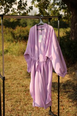 Pembe pamuklu bornoz. Biçim ve moda.