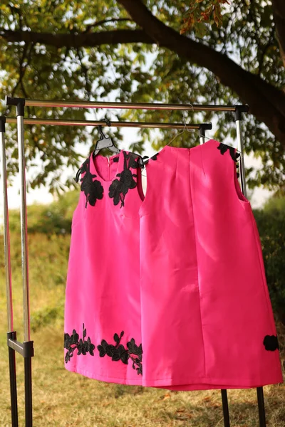 Ροζ Φορέματα Μαύρα Στοιχεία Κρέμονται Κρεμάστρες — Φωτογραφία Αρχείου