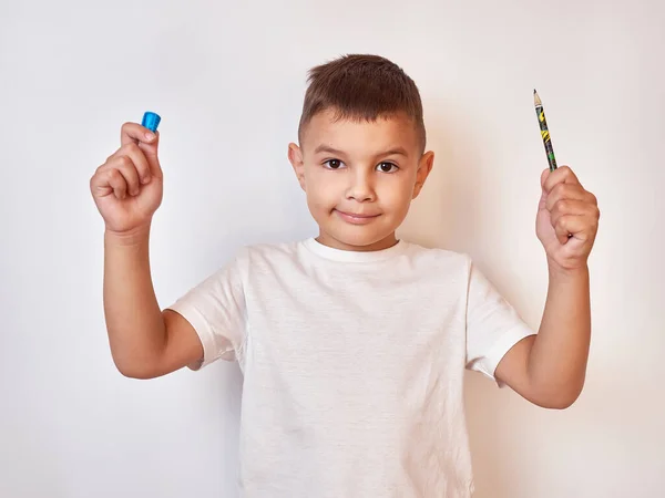 Niño Afiló Con Éxito Lápiz Con Sacapuntas Preparación Material Escolar —  Fotos de Stock