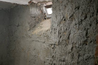 Bodrumdaki duvarları alçılıyor. İnşaat. Onarım.