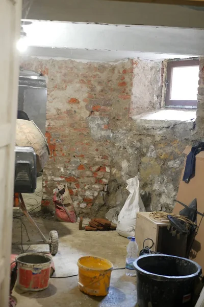 Bodrumdaki duvarları alçılıyor. İnşaat. Onarım.