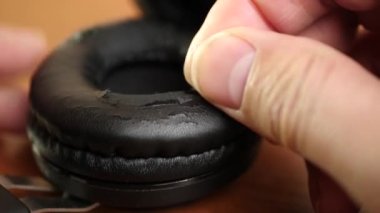 Kulaklıktaki deri, tırmanıyor ve sürünüyor. Aletin yüksek kalitede malzemesi değil..