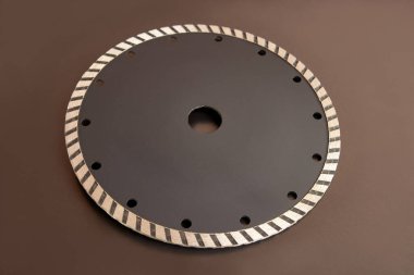 Beton, taş, granit ve tuğla kesmek ve işlemek için elmas tekerlek. Yapı aracı kavramı.